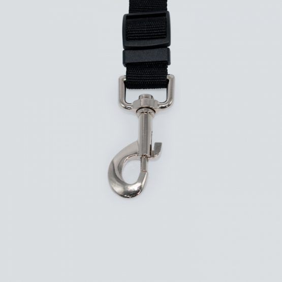 cinturón de seguridad personalizable para mascotas, imagen con el gancho para el arnes o correa de tu mascota