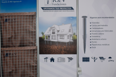 Grafica adhesiva emplacada en foam para stand modular