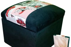 arriendo de pouf negro con diseño comic y baúl de guardado para ferias eventos etc