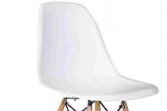 silla tipo eames blanca con patas de madera en arriendo para ferias o eventos