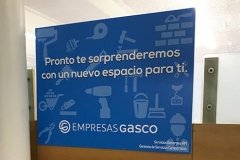 letreros adhesivo emplacado en foam con indicación cierre por construccion
