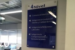 letreros acrilico corporativo azul con indicaciones