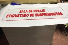 letreros acrilico transparente con texto troquelado