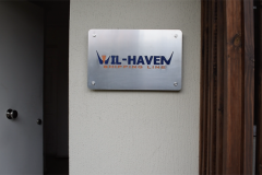 letreros de aluminio con logo en bajo relieve para muro.