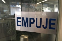 letreros señalética corporativa adhesiva con texto empuje