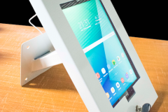 totem-metalico-muro-tablet