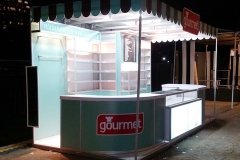 stand en carpintería con mobiliario y vitrinas iluminado led