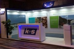 stand 6x4 en carpintería con mobiliario y vitrinas iluminado led