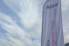 bandera tipo vela con mastil de aluminio bajo cielo con nubes blancas tela de bandera spongee estampada