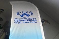 bandera tipo vela con mastil de aluminio color celeste con tela de bandera spongee estampada
