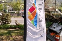 bandera tipo vela con mastil de aluminio en el parque tela de bandera spongee estampada
