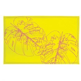 Individual de ecocuero con diseño de hojas balazo en trazo magenta con fondo amarillo