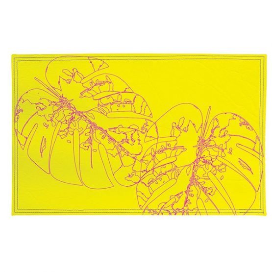 Individual de ecocuero con diseño de hojas balazo en trazo magenta con fondo amarillo