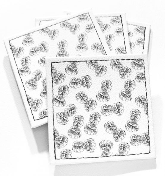 pack de 4 posavasos de ecocuero con diseño de hojas en trazo negro sobre fondo blanco