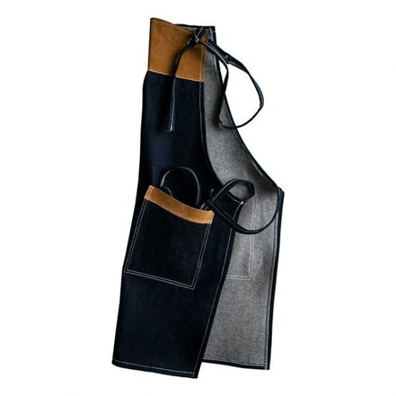 pechera de mezclilla azul con 2 bolsillos y aplicaciones de cuero en pecho