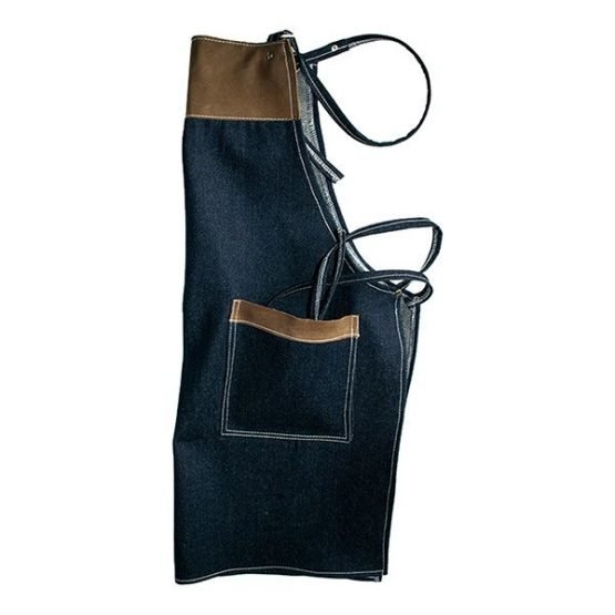 pechera de mezclilla azul con 2 bolsillos, aplicación de cuero en pecho y bolsillos cafe claro y costuras blancas