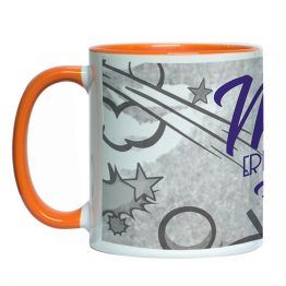 tazon estampado con azsa e interior de color naranjo para el dia de la madre con diseño frase mama eres mi persona favorita sobre fondo oascuro con estrellas y lineas de velocidad