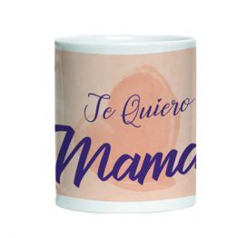 tazon estampado para el dia de la madre con frase te quiero mamá sobre fondo color damasco con corazon. Tazón blanco imagen de frente