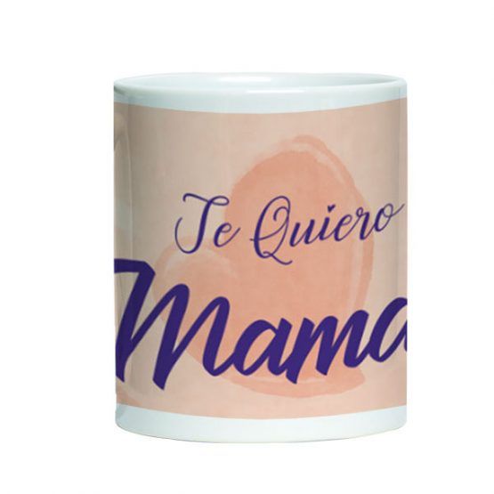 tazon estampado para el dia de la madre con frase te quiero mamá sobre fondo color damasco con corazon. Tazón blanco imagen de frente