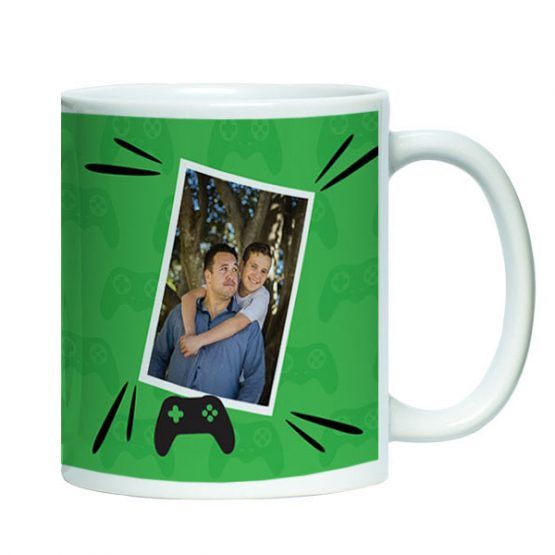 tazón blanco estampado de ceramica con diseño papá gamer 2, diseño fondo verde con ilustración de papá e hijo jugando video juegos.